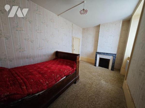 L'étude vous invite à découvrir cette grande maison rurale située à LEMPTY - proche LEZOUX / Au...