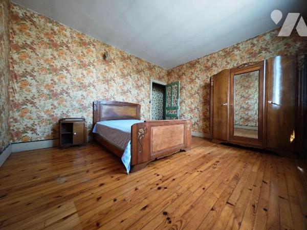L'étude vous invite à découvrir cette grande maison rurale située à LEMPTY - proche LEZOUX / Au...