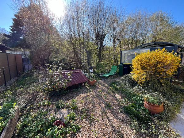 Maison familiale avec immense terrain verdoyant au Lude