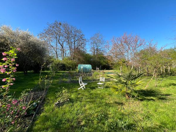 Maison familiale avec immense terrain verdoyant au Lude