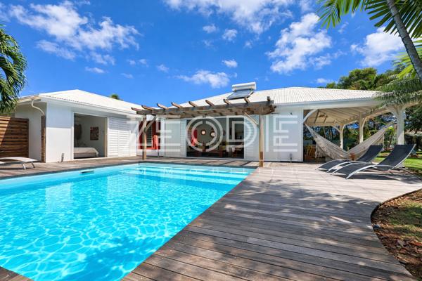 Saint-François (97118) Exclusivité ZEOPIE Immobilier : Villa meublée 3 chambres de 125m² environ sur un terrain de 980m² avec piscine