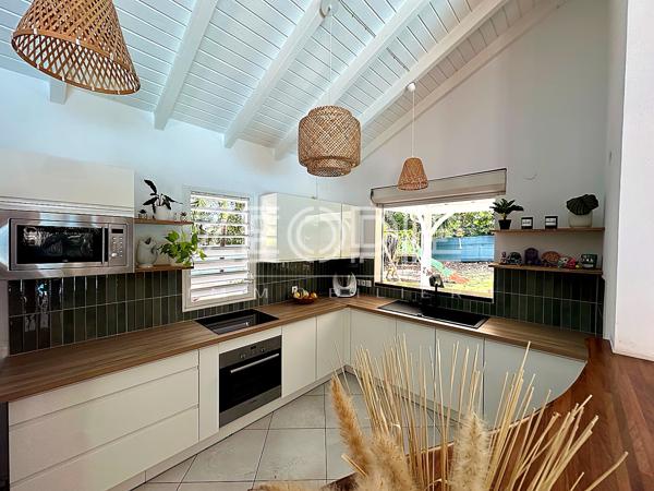 Saint-François (97118) Exclusivité ZEOPIE Immobilier : Villa meublée 3 chambres de 125m² environ sur un terrain de 980m² avec piscine