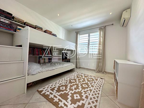 Saint-François (97118) Exclusivité ZEOPIE Immobilier : Villa meublée 3 chambres de 125m² environ sur un terrain de 980m² avec piscine