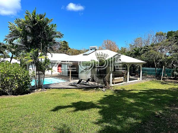 Saint-François (97118) Exclusivité ZEOPIE Immobilier : Villa meublée 3 chambres de 125m² environ sur un terrain de 980m² avec piscine