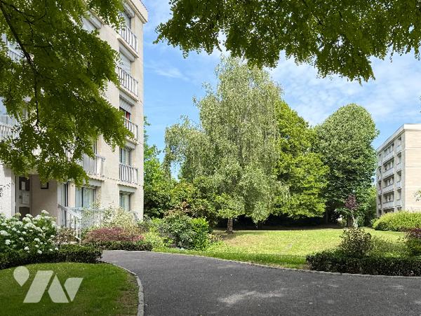 Appartement situé au sein d'une résidence bénéficiant d'un vaste parc arboré, au pied de l'Abbaye