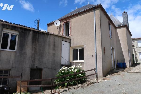 POUZAUGES, MAISON D'HABITATION ANCIENNE AVEC JARDIN ET GARAGE.