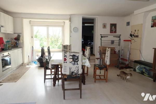 POUZAUGES, MAISON D'HABITATION ANCIENNE AVEC JARDIN ET GARAGE.