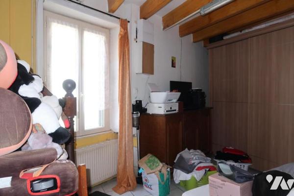 POUZAUGES, MAISON D'HABITATION ANCIENNE AVEC JARDIN ET GARAGE.