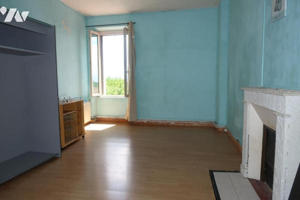 POUZAUGES, MAISON D'HABITATION ANCIENNE AVEC JARDIN ET GARAGE.