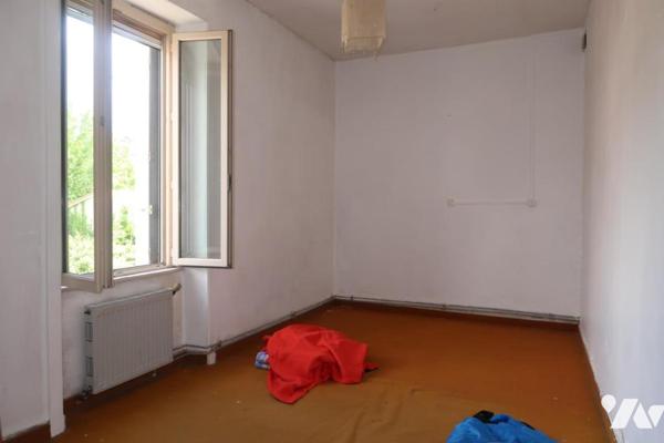 POUZAUGES, MAISON D'HABITATION ANCIENNE AVEC JARDIN ET GARAGE.