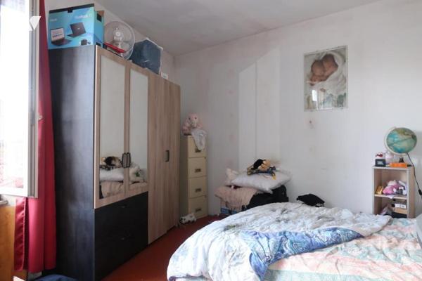 POUZAUGES, MAISON D'HABITATION ANCIENNE AVEC JARDIN ET GARAGE.