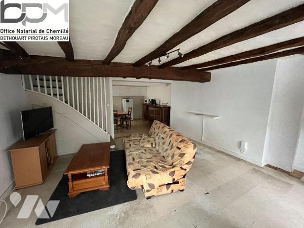 À vendre -sur la commune de Vezins 15 min de Cholet. Charmante maison à rénover, implantée sur ...