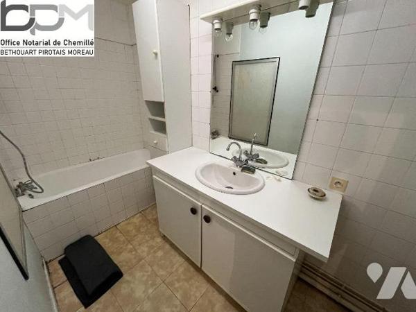 À vendre -sur la commune de Vezins 15 min de Cholet. Charmante maison à rénover, implantée sur ...