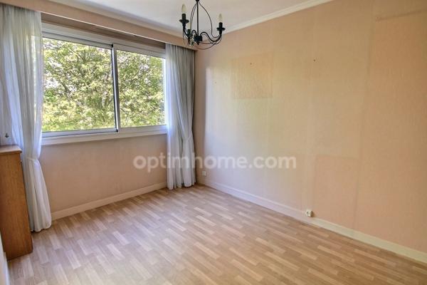 Appartement 4 pièces de 71 m2 avec balcon, box et cave à vendre à POISSY (78)