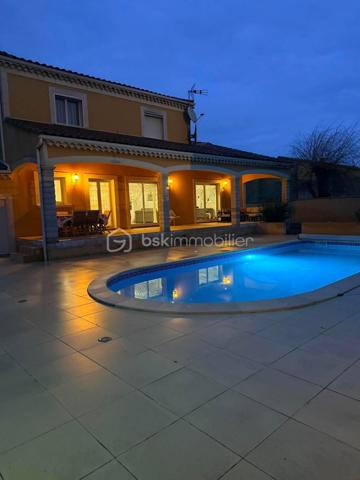 Villa familiale lumineuse avec piscine – Pierrelatte (26700)
369 000 €

Située à Pierrelatte, en Drôme Provençale, aux portes de l'Ardèche, du Gard et du Vaucluse, cette belle villa bénéficie d'un emplacement privilégié :

À seulement 20 minutes de Montélimar.
Deux accès autoroute à moins de 15 minutes.
Gare SNCF à proximité.
Écoles publiques et privées de la maternelle au lycée.
Toutes les commodités accessibles rapidement.

Dans un secteur calme et très recherché, découvrez cette villa familiale lumineuse de 163 m², implantée sur un terrain clos et arboré de 908 m².

Un intérieur spacieux et convivial.
Dès l'entrée, dotée d'un grand placard de rangement, vous serez séduit par un vaste séjour-salle à manger baigné de lumière naturelle, ouvrant sur une magnifique terrasse couverte de 42 m², idéale pour partager des moments en famille ou entre amis.

La maison dispose également d'une grande cuisine indépendante entièrement équipée, suffisamment spacieuse pour les repas du quotidien, avec accès direct à la terrasse.

Espace nuit.
4 belles chambres, dont 1 en rez-de-chaussée.
Salle d'eau et WC indépendant au rez-de-chaussée
À l'étage : salle de bains et WC indépendant.
Un extérieur pensé pour le confort.

Le jardin, parfaitement entretenu, offre un cadre de vie agréable et intimiste :

Piscine au sel de 9,5 x 4 m.
Grande plage d'environ 180 m² autour de la piscine.
Nombreux arbres fruitiers.
Forage.
Arrosage automatique
Portail motorisé.
Prestations complémentaires.
Garage de 34 m².
Plusieurs places de stationnement.
Climatisation réversible dans le séjour et les chambres de l'étage.
DPE : C (proche B).

Un bien rare sur le secteur.
Cette propriété réunit tous les atouts recherchés pour une vie de famille : espace, luminosité, confort et tranquillité, dans un environnement privilégié proche des axes de communication et des services.

À visiter sans tarder.