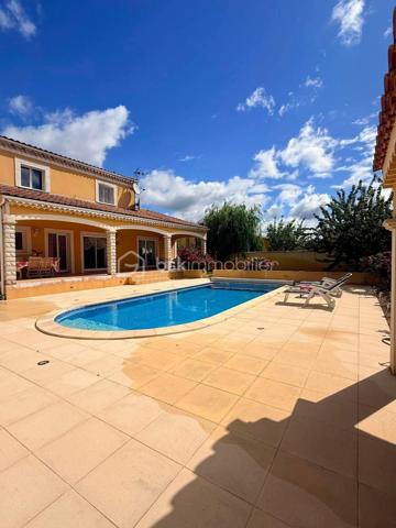 Villa familiale lumineuse avec piscine – Pierrelatte (26700)
369 000 €

Située à Pierrelatte, en Drôme Provençale, aux portes de l'Ardèche, du Gard et du Vaucluse, cette belle villa bénéficie d'un emplacement privilégié :

À seulement 20 minutes de Montélimar.
Deux accès autoroute à moins de 15 minutes.
Gare SNCF à proximité.
Écoles publiques et privées de la maternelle au lycée.
Toutes les commodités accessibles rapidement.

Dans un secteur calme et très recherché, découvrez cette villa familiale lumineuse de 163 m², implantée sur un terrain clos et arboré de 908 m².

Un intérieur spacieux et convivial.
Dès l'entrée, dotée d'un grand placard de rangement, vous serez séduit par un vaste séjour-salle à manger baigné de lumière naturelle, ouvrant sur une magnifique terrasse couverte de 42 m², idéale pour partager des moments en famille ou entre amis.

La maison dispose également d'une grande cuisine indépendante entièrement équipée, suffisamment spacieuse pour les repas du quotidien, avec accès direct à la terrasse.

Espace nuit.
4 belles chambres, dont 1 en rez-de-chaussée.
Salle d'eau et WC indépendant au rez-de-chaussée
À l'étage : salle de bains et WC indépendant.
Un extérieur pensé pour le confort.

Le jardin, parfaitement entretenu, offre un cadre de vie agréable et intimiste :

Piscine au sel de 9,5 x 4 m.
Grande plage d'environ 180 m² autour de la piscine.
Nombreux arbres fruitiers.
Forage.
Arrosage automatique
Portail motorisé.
Prestations complémentaires.
Garage de 34 m².
Plusieurs places de stationnement.
Climatisation réversible dans le séjour et les chambres de l'étage.
DPE : C (proche B).

Un bien rare sur le secteur.
Cette propriété réunit tous les atouts recherchés pour une vie de famille : espace, luminosité, confort et tranquillité, dans un environnement privilégié proche des axes de communication et des services.

À visiter sans tarder.