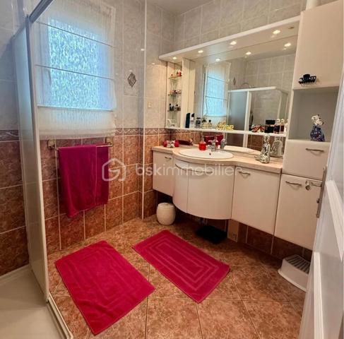 Villa familiale lumineuse avec piscine – Pierrelatte (26700)
369 000 €

Située à Pierrelatte, en Drôme Provençale, aux portes de l'Ardèche, du Gard et du Vaucluse, cette belle villa bénéficie d'un emplacement privilégié :

À seulement 20 minutes de Montélimar.
Deux accès autoroute à moins de 15 minutes.
Gare SNCF à proximité.
Écoles publiques et privées de la maternelle au lycée.
Toutes les commodités accessibles rapidement.

Dans un secteur calme et très recherché, découvrez cette villa familiale lumineuse de 163 m², implantée sur un terrain clos et arboré de 908 m².

Un intérieur spacieux et convivial.
Dès l'entrée, dotée d'un grand placard de rangement, vous serez séduit par un vaste séjour-salle à manger baigné de lumière naturelle, ouvrant sur une magnifique terrasse couverte de 42 m², idéale pour partager des moments en famille ou entre amis.

La maison dispose également d'une grande cuisine indépendante entièrement équipée, suffisamment spacieuse pour les repas du quotidien, avec accès direct à la terrasse.

Espace nuit.
4 belles chambres, dont 1 en rez-de-chaussée.
Salle d'eau et WC indépendant au rez-de-chaussée
À l'étage : salle de bains et WC indépendant.
Un extérieur pensé pour le confort.

Le jardin, parfaitement entretenu, offre un cadre de vie agréable et intimiste :

Piscine au sel de 9,5 x 4 m.
Grande plage d'environ 180 m² autour de la piscine.
Nombreux arbres fruitiers.
Forage.
Arrosage automatique
Portail motorisé.
Prestations complémentaires.
Garage de 34 m².
Plusieurs places de stationnement.
Climatisation réversible dans le séjour et les chambres de l'étage.
DPE : C (proche B).

Un bien rare sur le secteur.
Cette propriété réunit tous les atouts recherchés pour une vie de famille : espace, luminosité, confort et tranquillité, dans un environnement privilégié proche des axes de communication et des services.

À visiter sans tarder.