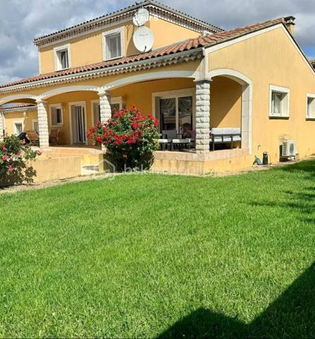 Villa familiale lumineuse avec piscine – Pierrelatte (26700)
369 000 €

Située à Pierrelatte, en Drôme Provençale, aux portes de l'Ardèche, du Gard et du Vaucluse, cette belle villa bénéficie d'un emplacement privilégié :

À seulement 20 minutes de Montélimar.
Deux accès autoroute à moins de 15 minutes.
Gare SNCF à proximité.
Écoles publiques et privées de la maternelle au lycée.
Toutes les commodités accessibles rapidement.

Dans un secteur calme et très recherché, découvrez cette villa familiale lumineuse de 163 m², implantée sur un terrain clos et arboré de 908 m².

Un intérieur spacieux et convivial.
Dès l'entrée, dotée d'un grand placard de rangement, vous serez séduit par un vaste séjour-salle à manger baigné de lumière naturelle, ouvrant sur une magnifique terrasse couverte de 42 m², idéale pour partager des moments en famille ou entre amis.

La maison dispose également d'une grande cuisine indépendante entièrement équipée, suffisamment spacieuse pour les repas du quotidien, avec accès direct à la terrasse.

Espace nuit.
4 belles chambres, dont 1 en rez-de-chaussée.
Salle d'eau et WC indépendant au rez-de-chaussée
À l'étage : salle de bains et WC indépendant.
Un extérieur pensé pour le confort.

Le jardin, parfaitement entretenu, offre un cadre de vie agréable et intimiste :

Piscine au sel de 9,5 x 4 m.
Grande plage d'environ 180 m² autour de la piscine.
Nombreux arbres fruitiers.
Forage.
Arrosage automatique
Portail motorisé.
Prestations complémentaires.
Garage de 34 m².
Plusieurs places de stationnement.
Climatisation réversible dans le séjour et les chambres de l'étage.
DPE : C (proche B).

Un bien rare sur le secteur.
Cette propriété réunit tous les atouts recherchés pour une vie de famille : espace, luminosité, confort et tranquillité, dans un environnement privilégié proche des axes de communication et des services.

À visiter sans tarder.
