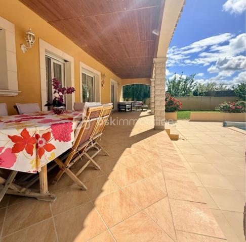 Villa familiale lumineuse avec piscine – Pierrelatte (26700)
369 000 €

Située à Pierrelatte, en Drôme Provençale, aux portes de l'Ardèche, du Gard et du Vaucluse, cette belle villa bénéficie d'un emplacement privilégié :

À seulement 20 minutes de Montélimar.
Deux accès autoroute à moins de 15 minutes.
Gare SNCF à proximité.
Écoles publiques et privées de la maternelle au lycée.
Toutes les commodités accessibles rapidement.

Dans un secteur calme et très recherché, découvrez cette villa familiale lumineuse de 163 m², implantée sur un terrain clos et arboré de 908 m².

Un intérieur spacieux et convivial.
Dès l'entrée, dotée d'un grand placard de rangement, vous serez séduit par un vaste séjour-salle à manger baigné de lumière naturelle, ouvrant sur une magnifique terrasse couverte de 42 m², idéale pour partager des moments en famille ou entre amis.

La maison dispose également d'une grande cuisine indépendante entièrement équipée, suffisamment spacieuse pour les repas du quotidien, avec accès direct à la terrasse.

Espace nuit.
4 belles chambres, dont 1 en rez-de-chaussée.
Salle d'eau et WC indépendant au rez-de-chaussée
À l'étage : salle de bains et WC indépendant.
Un extérieur pensé pour le confort.

Le jardin, parfaitement entretenu, offre un cadre de vie agréable et intimiste :

Piscine au sel de 9,5 x 4 m.
Grande plage d'environ 180 m² autour de la piscine.
Nombreux arbres fruitiers.
Forage.
Arrosage automatique
Portail motorisé.
Prestations complémentaires.
Garage de 34 m².
Plusieurs places de stationnement.
Climatisation réversible dans le séjour et les chambres de l'étage.
DPE : C (proche B).

Un bien rare sur le secteur.
Cette propriété réunit tous les atouts recherchés pour une vie de famille : espace, luminosité, confort et tranquillité, dans un environnement privilégié proche des axes de communication et des services.

À visiter sans tarder.