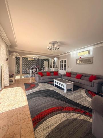 Villa familiale lumineuse avec piscine – Pierrelatte (26700)
369 000 €

Située à Pierrelatte, en Drôme Provençale, aux portes de l'Ardèche, du Gard et du Vaucluse, cette belle villa bénéficie d'un emplacement privilégié :

À seulement 20 minutes de Montélimar.
Deux accès autoroute à moins de 15 minutes.
Gare SNCF à proximité.
Écoles publiques et privées de la maternelle au lycée.
Toutes les commodités accessibles rapidement.

Dans un secteur calme et très recherché, découvrez cette villa familiale lumineuse de 163 m², implantée sur un terrain clos et arboré de 908 m².

Un intérieur spacieux et convivial.
Dès l'entrée, dotée d'un grand placard de rangement, vous serez séduit par un vaste séjour-salle à manger baigné de lumière naturelle, ouvrant sur une magnifique terrasse couverte de 42 m², idéale pour partager des moments en famille ou entre amis.

La maison dispose également d'une grande cuisine indépendante entièrement équipée, suffisamment spacieuse pour les repas du quotidien, avec accès direct à la terrasse.

Espace nuit.
4 belles chambres, dont 1 en rez-de-chaussée.
Salle d'eau et WC indépendant au rez-de-chaussée
À l'étage : salle de bains et WC indépendant.
Un extérieur pensé pour le confort.

Le jardin, parfaitement entretenu, offre un cadre de vie agréable et intimiste :

Piscine au sel de 9,5 x 4 m.
Grande plage d'environ 180 m² autour de la piscine.
Nombreux arbres fruitiers.
Forage.
Arrosage automatique
Portail motorisé.
Prestations complémentaires.
Garage de 34 m².
Plusieurs places de stationnement.
Climatisation réversible dans le séjour et les chambres de l'étage.
DPE : C (proche B).

Un bien rare sur le secteur.
Cette propriété réunit tous les atouts recherchés pour une vie de famille : espace, luminosité, confort et tranquillité, dans un environnement privilégié proche des axes de communication et des services.

À visiter sans tarder.