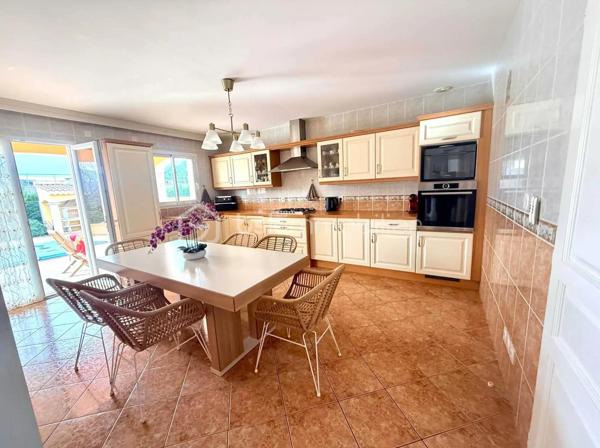 Villa familiale lumineuse avec piscine – Pierrelatte (26700)
369 000 €

Située à Pierrelatte, en Drôme Provençale, aux portes de l'Ardèche, du Gard et du Vaucluse, cette belle villa bénéficie d'un emplacement privilégié :

À seulement 20 minutes de Montélimar.
Deux accès autoroute à moins de 15 minutes.
Gare SNCF à proximité.
Écoles publiques et privées de la maternelle au lycée.
Toutes les commodités accessibles rapidement.

Dans un secteur calme et très recherché, découvrez cette villa familiale lumineuse de 163 m², implantée sur un terrain clos et arboré de 908 m².

Un intérieur spacieux et convivial.
Dès l'entrée, dotée d'un grand placard de rangement, vous serez séduit par un vaste séjour-salle à manger baigné de lumière naturelle, ouvrant sur une magnifique terrasse couverte de 42 m², idéale pour partager des moments en famille ou entre amis.

La maison dispose également d'une grande cuisine indépendante entièrement équipée, suffisamment spacieuse pour les repas du quotidien, avec accès direct à la terrasse.

Espace nuit.
4 belles chambres, dont 1 en rez-de-chaussée.
Salle d'eau et WC indépendant au rez-de-chaussée
À l'étage : salle de bains et WC indépendant.
Un extérieur pensé pour le confort.

Le jardin, parfaitement entretenu, offre un cadre de vie agréable et intimiste :

Piscine au sel de 9,5 x 4 m.
Grande plage d'environ 180 m² autour de la piscine.
Nombreux arbres fruitiers.
Forage.
Arrosage automatique
Portail motorisé.
Prestations complémentaires.
Garage de 34 m².
Plusieurs places de stationnement.
Climatisation réversible dans le séjour et les chambres de l'étage.
DPE : C (proche B).

Un bien rare sur le secteur.
Cette propriété réunit tous les atouts recherchés pour une vie de famille : espace, luminosité, confort et tranquillité, dans un environnement privilégié proche des axes de communication et des services.

À visiter sans tarder.
