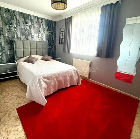 Villa familiale lumineuse avec piscine – Pierrelatte (26700)
369 000 €

Située à Pierrelatte, en Drôme Provençale, aux portes de l'Ardèche, du Gard et du Vaucluse, cette belle villa bénéficie d'un emplacement privilégié :

À seulement 20 minutes de Montélimar.
Deux accès autoroute à moins de 15 minutes.
Gare SNCF à proximité.
Écoles publiques et privées de la maternelle au lycée.
Toutes les commodités accessibles rapidement.

Dans un secteur calme et très recherché, découvrez cette villa familiale lumineuse de 163 m², implantée sur un terrain clos et arboré de 908 m².

Un intérieur spacieux et convivial.
Dès l'entrée, dotée d'un grand placard de rangement, vous serez séduit par un vaste séjour-salle à manger baigné de lumière naturelle, ouvrant sur une magnifique terrasse couverte de 42 m², idéale pour partager des moments en famille ou entre amis.

La maison dispose également d'une grande cuisine indépendante entièrement équipée, suffisamment spacieuse pour les repas du quotidien, avec accès direct à la terrasse.

Espace nuit.
4 belles chambres, dont 1 en rez-de-chaussée.
Salle d'eau et WC indépendant au rez-de-chaussée
À l'étage : salle de bains et WC indépendant.
Un extérieur pensé pour le confort.

Le jardin, parfaitement entretenu, offre un cadre de vie agréable et intimiste :

Piscine au sel de 9,5 x 4 m.
Grande plage d'environ 180 m² autour de la piscine.
Nombreux arbres fruitiers.
Forage.
Arrosage automatique
Portail motorisé.
Prestations complémentaires.
Garage de 34 m².
Plusieurs places de stationnement.
Climatisation réversible dans le séjour et les chambres de l'étage.
DPE : C (proche B).

Un bien rare sur le secteur.
Cette propriété réunit tous les atouts recherchés pour une vie de famille : espace, luminosité, confort et tranquillité, dans un environnement privilégié proche des axes de communication et des services.

À visiter sans tarder.