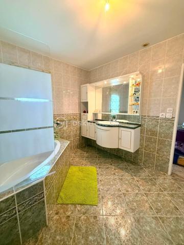 Villa familiale lumineuse avec piscine – Pierrelatte (26700)
369 000 €

Située à Pierrelatte, en Drôme Provençale, aux portes de l'Ardèche, du Gard et du Vaucluse, cette belle villa bénéficie d'un emplacement privilégié :

À seulement 20 minutes de Montélimar.
Deux accès autoroute à moins de 15 minutes.
Gare SNCF à proximité.
Écoles publiques et privées de la maternelle au lycée.
Toutes les commodités accessibles rapidement.

Dans un secteur calme et très recherché, découvrez cette villa familiale lumineuse de 163 m², implantée sur un terrain clos et arboré de 908 m².

Un intérieur spacieux et convivial.
Dès l'entrée, dotée d'un grand placard de rangement, vous serez séduit par un vaste séjour-salle à manger baigné de lumière naturelle, ouvrant sur une magnifique terrasse couverte de 42 m², idéale pour partager des moments en famille ou entre amis.

La maison dispose également d'une grande cuisine indépendante entièrement équipée, suffisamment spacieuse pour les repas du quotidien, avec accès direct à la terrasse.

Espace nuit.
4 belles chambres, dont 1 en rez-de-chaussée.
Salle d'eau et WC indépendant au rez-de-chaussée
À l'étage : salle de bains et WC indépendant.
Un extérieur pensé pour le confort.

Le jardin, parfaitement entretenu, offre un cadre de vie agréable et intimiste :

Piscine au sel de 9,5 x 4 m.
Grande plage d'environ 180 m² autour de la piscine.
Nombreux arbres fruitiers.
Forage.
Arrosage automatique
Portail motorisé.
Prestations complémentaires.
Garage de 34 m².
Plusieurs places de stationnement.
Climatisation réversible dans le séjour et les chambres de l'étage.
DPE : C (proche B).

Un bien rare sur le secteur.
Cette propriété réunit tous les atouts recherchés pour une vie de famille : espace, luminosité, confort et tranquillité, dans un environnement privilégié proche des axes de communication et des services.

À visiter sans tarder.