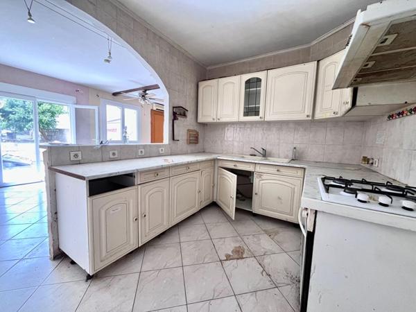 Maison de plain-pied de 95 m² environs avec travaux à prévoir sur un terrain de 509 m² proche de l'aéroport