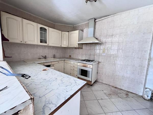 Maison de plain-pied de 95 m² environs avec travaux à prévoir sur un terrain de 509 m² proche de l'aéroport