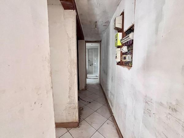 Maison de plain-pied de 95 m² environs avec travaux à prévoir sur un terrain de 509 m² proche de l'aéroport