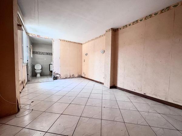 Maison de plain-pied de 95 m² environs avec travaux à prévoir sur un terrain de 509 m² proche de l'aéroport