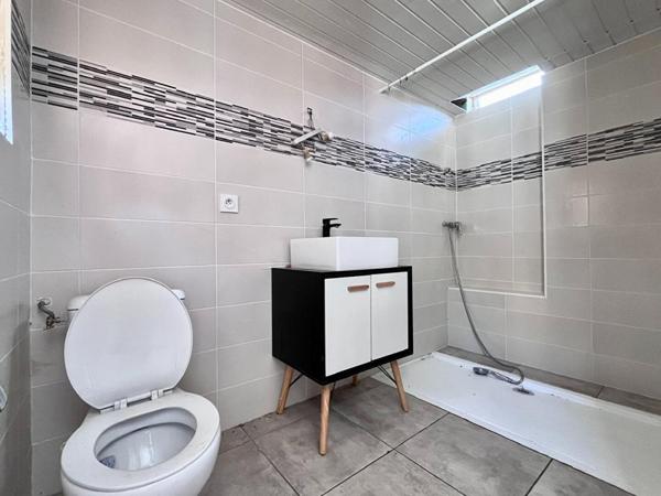 Maison de plain-pied de 95 m² environs avec travaux à prévoir sur un terrain de 509 m² proche de l'aéroport