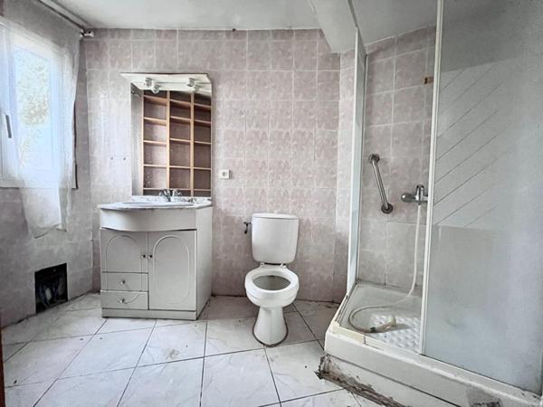 Maison de plain-pied de 95 m² environs avec travaux à prévoir sur un terrain de 509 m² proche de l'aéroport