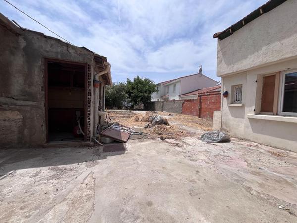 Maison de plain-pied de 95 m² environs avec travaux à prévoir sur un terrain de 509 m² proche de l'aéroport