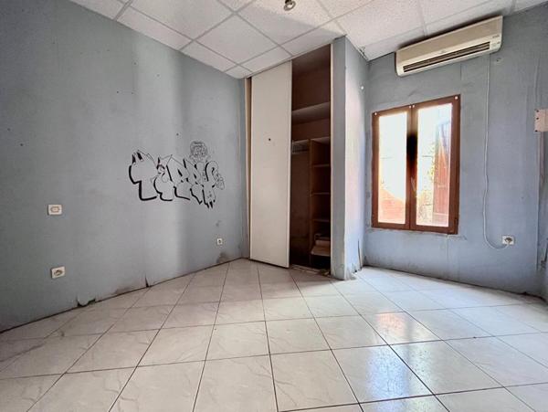 Maison de plain-pied de 95 m² environs avec travaux à prévoir sur un terrain de 509 m² proche de l'aéroport