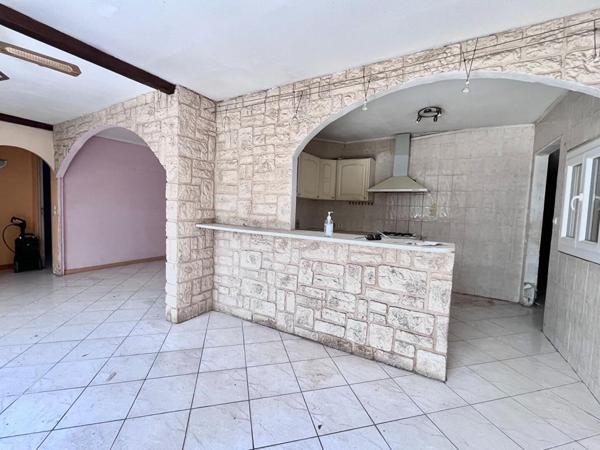 Maison de plain-pied de 95 m² environs avec travaux à prévoir sur un terrain de 509 m² proche de l'aéroport