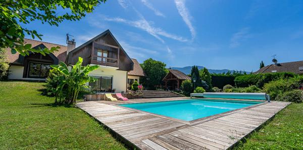 Villa familiale avec piscine sur terrain de 2 390 m²