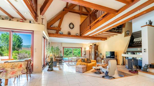 Villa familiale avec piscine sur terrain de 2 390 m²