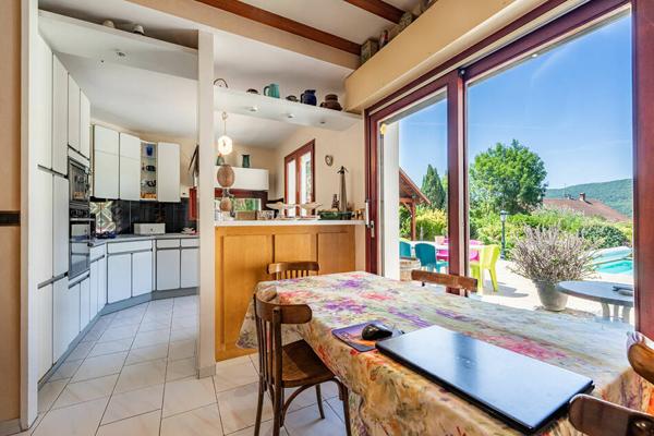 Villa familiale avec piscine sur terrain de 2 390 m²