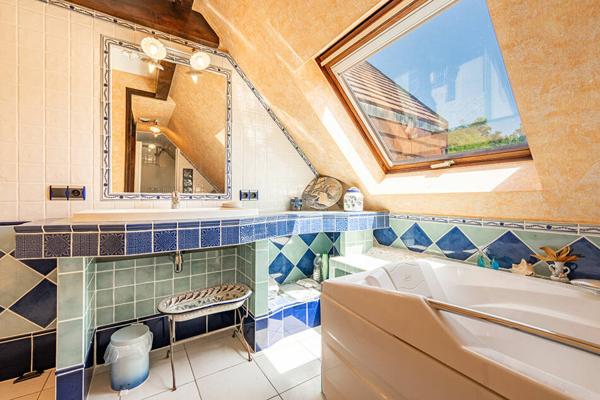 Villa familiale avec piscine sur terrain de 2 390 m²