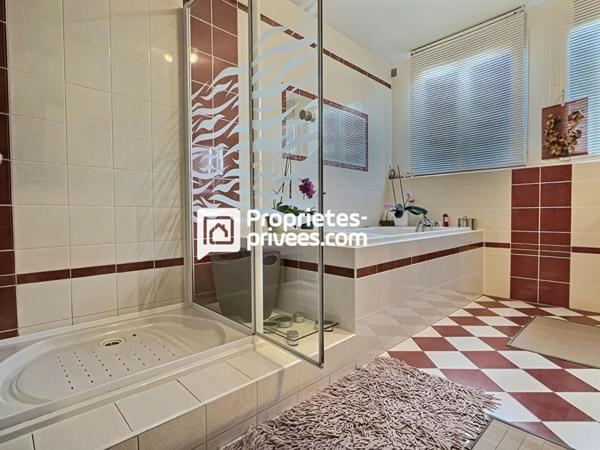 Maison T6 d'env. 161.5 m2 avec 5 ch. avec jardin et piscine sur PERIGUEUX (24000)