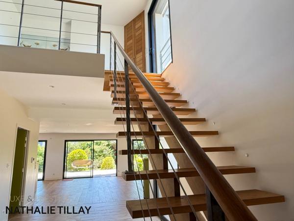 Orléans, St Marc, à vendre, élégante maison d' architecte a toit plat, de 345 m² habitable, Terrain de 873  m²