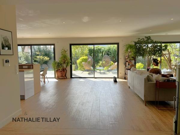 Orléans, St Marc, à vendre, élégante maison d' architecte a toit plat, de 345 m² habitable, Terrain de 873  m²