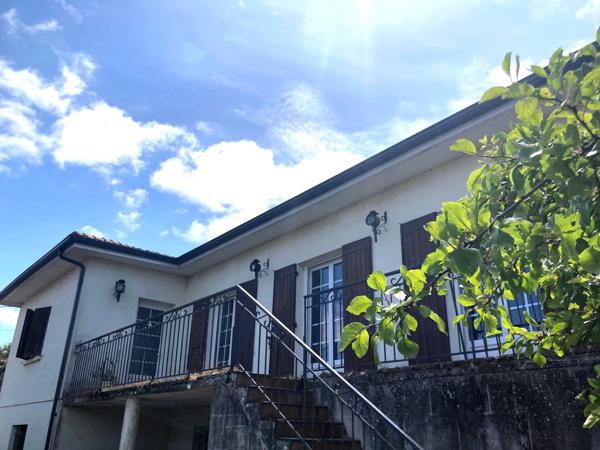 Grande maison traditionnelle 3 chambres 3 sde/sdb édifiée sur sous-sol complet aménageable