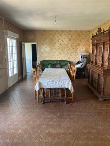 Grande maison traditionnelle 3 chambres 3 sde/sdb édifiée sur sous-sol complet aménageable