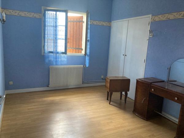 Grande maison traditionnelle 3 chambres 3 sde/sdb édifiée sur sous-sol complet aménageable