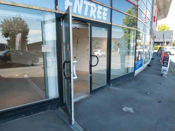 Osny (95520) Location Local commercial d’angle à très forte visibilité – 312 m² au cœur du Retail Park de l’Oseraie (Osny)