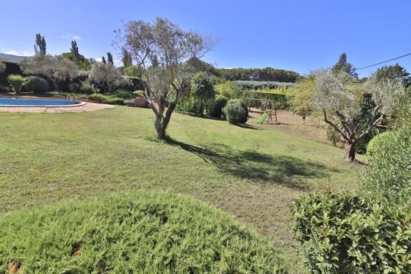 Propriété T10 de 306m2 sur terrain de 11000m2 environ