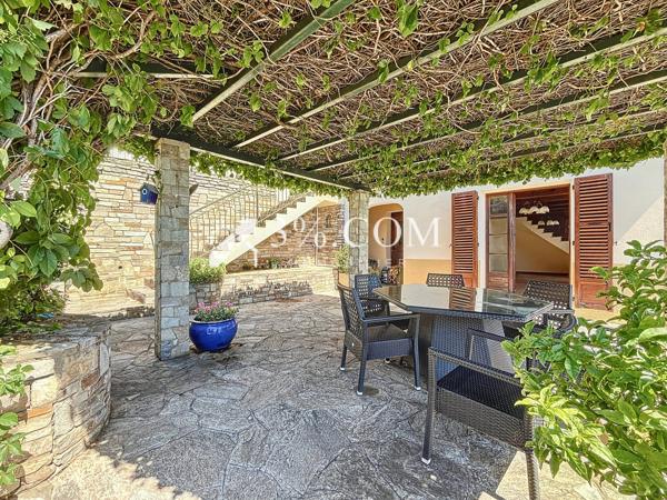 Maison
                                                                                                                                                                                                                                                                                                                        7 pièce(s)                                                                                                                                                                                                          5 chambre(s)                                                                                                                                                                                                          165  m²