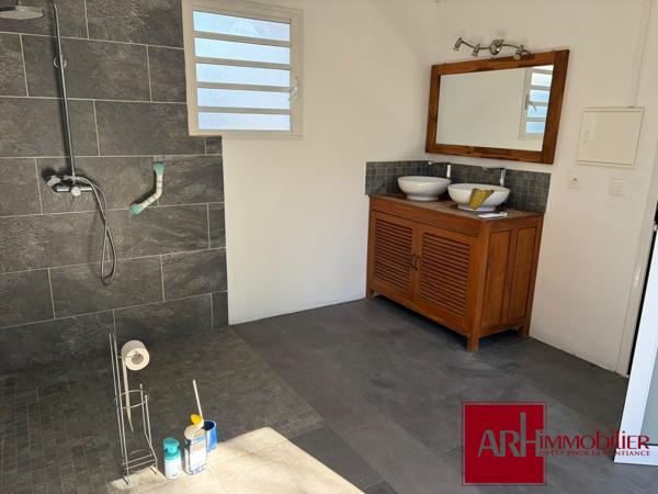 A LOUER VILLA F5 BOIS D'OLIVE AVEC GRAND JARDIN
